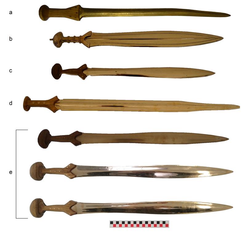 Replika bronzezeitlicher Schwerter.