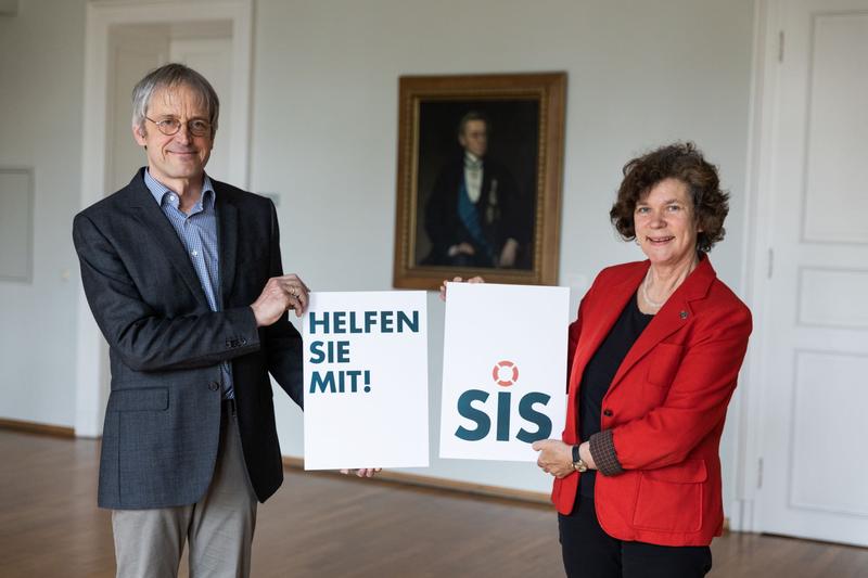 Professor Hans-Bert Rademacher, chair of the association “Hilfe für ausländische Studierende e.V.”, together with Rector Professor Beate Schücking.