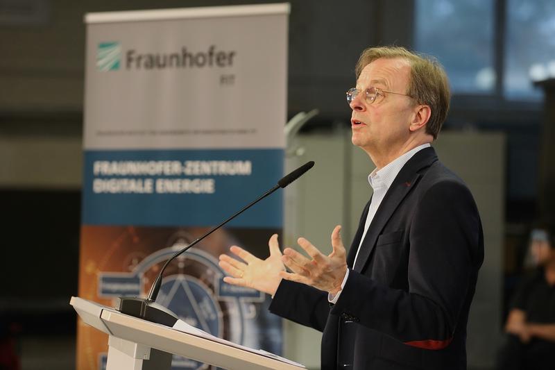 "Mit dem Fraunhofer-Zentrum Digitale Energie helfen wir unseren Unternehmen dabei, innovative Technologien und neue Geschäftsmodelle aufzubauen", so der Parlamentarische Staatssekretär Thomas Rachel.