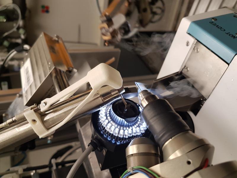 Protein crystals are analysed in the MX laboratory at BESSY II with hard X-rays.
