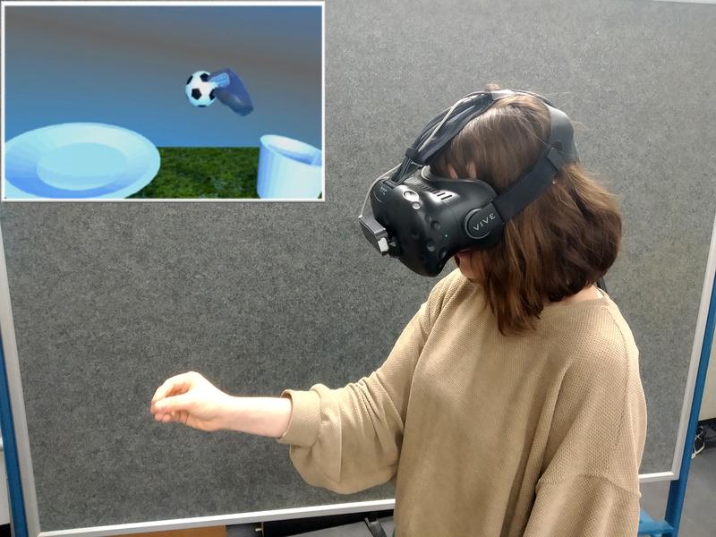 Mit einer Virtual-Reality-Brille üben die Patient*innen zum Beispiel das Greifen