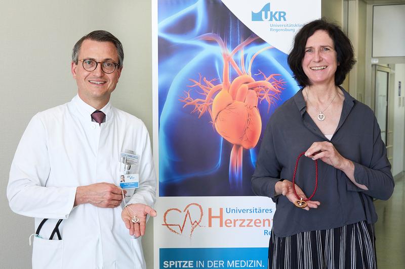 Professor Dr. Lars Maier und Stella Hockemeyer zeigen, dass jede Spende zählt – egal ob groß oder klein.