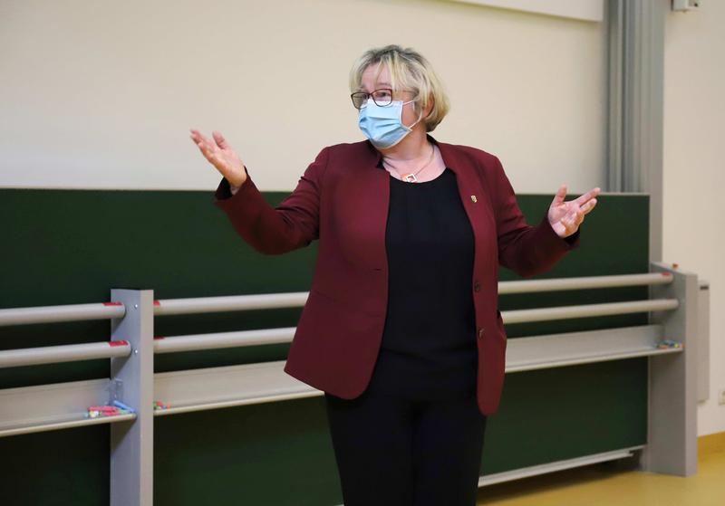 Ministerin Theresia Bauer lobt die hervorragende Arbeit des Universitätsklinikums Ulm bei der Bekämpfung der Pandemie.