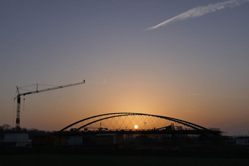 Die Stuttgarter Netzwerk-Bogenbrücke mit CFK-Hängern ist bereit zum Einschieben.