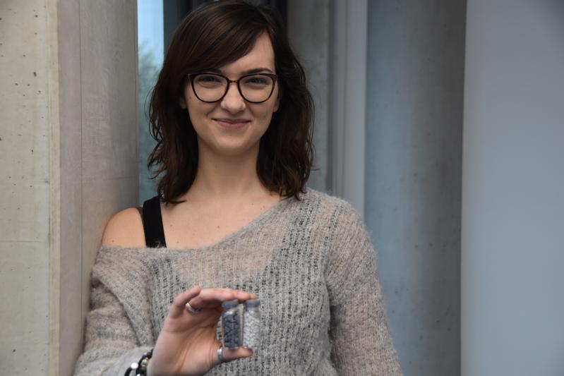 Caterina Picuno untersucht die Qualität von recyceltem Verpackungsmüll aus PE. So kann sich das recycelte Material in Farbe und Geruch je nach Vorgabe stark unterscheiden. 