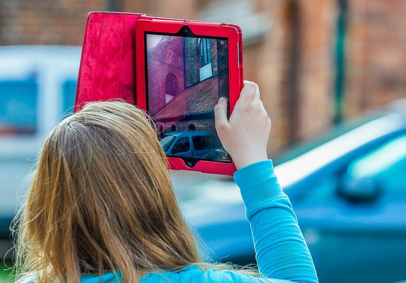 Die Schülerin einer Greifswalder Schule hat den Unterrichtsauftrag, die Geschichte ihrer Stadt digital zu erkunden.