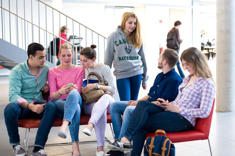 Studierende im Gebäude der Rechts- und Wirtschaftswissenschaftlichen Fakultät der Universität Bayreuth. 