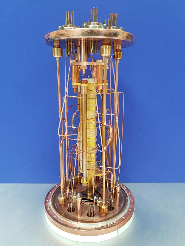 An extremely precise atomic balance: Pentatrap consists of five Penning traps arranged one above the other (yellow tower in the middle). For detailed caption, see text.