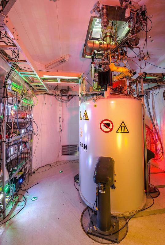 Measurements at space-like temperatures: Pentatrap is located in a large superconducting magnet. The inside of the vessel is cooled to a temperature near absolute zero. For detailed caption see text.