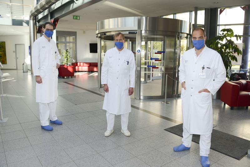 (v.l.) Prof. Dr. Volker Rudolph, Prof. Dr. Jan Gummert und Prof. Dr. Philipp Sommer mit Mundschutz im HDZ NRW