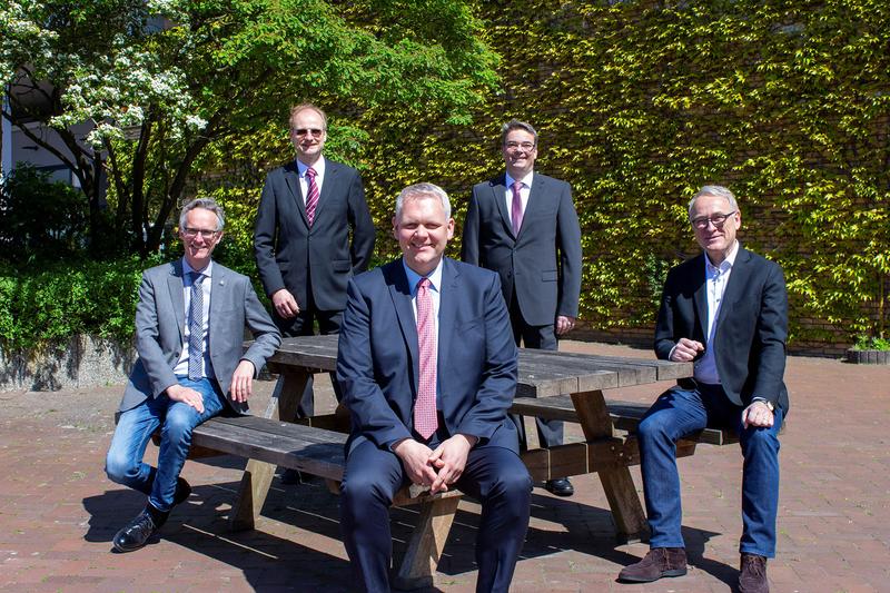 v.l..: Prof. Dr. Jens Wellhausen, Prof. Dr. Jens Werner, Wissenschaftsminister Björn Thümler, Dr. Thorsten Schrader, Hochschulpräsident Prof. Dr. Manfred Weisensee