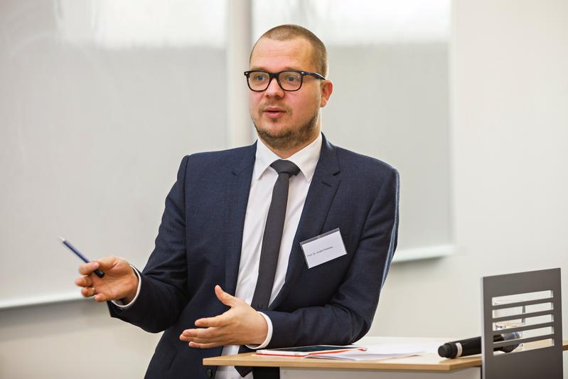 Prof. Dr. André Posenau koordiniert den virtuellen Studieninfotag Pflege an der hsg Bochum.