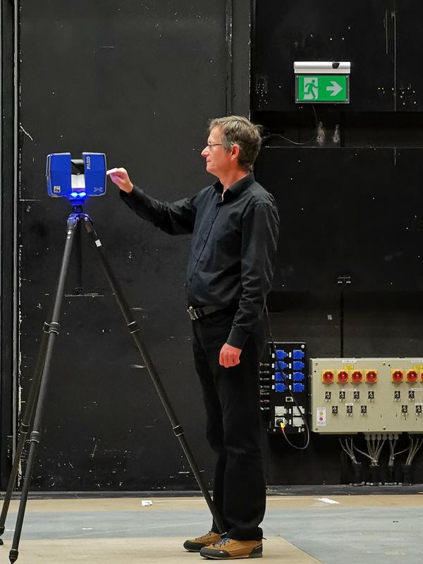 Mit dem 3-D-Scanner vermisst Olaf Huth das English Theatre Frankfurt.