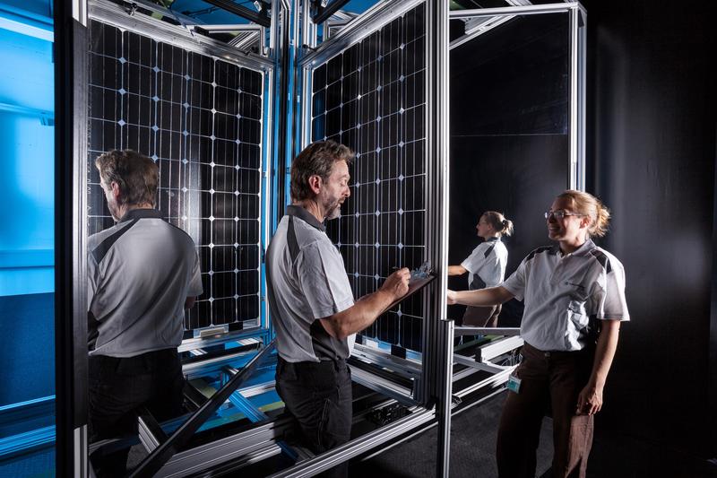 Employees of CalLab PV Modules use a self-developed solar simulator to measure a bifacial module that generates electricity on both the front and rear surfaces.