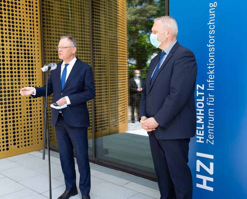 Niedersachsens Ministerpräsident Stephan Weil und Minister Björn Thümler besuchen das Helmholtz-Zentrum für Infektionsforschung.