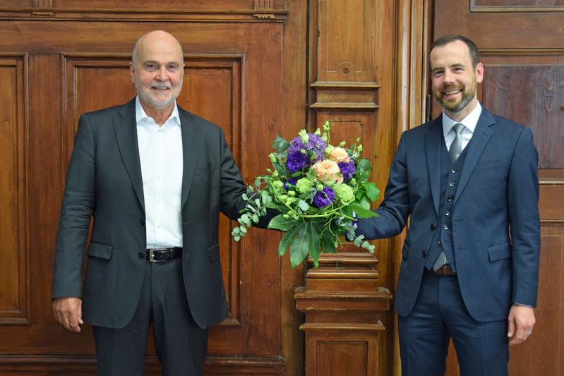 Universitätsratsvorsitzender Dieter Timmermann (l.) gratuliert Kai Fischbach zur erfolgreichen Wahl.