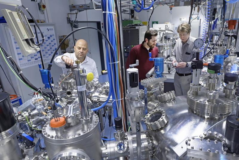 Dr. Ilia Valov (vorne links) im Oxidcluster am Forschungszentrum Jülich, in dem Experimente für die aktuelle Arbeit durchgeführt wurden. Im Hintergrund: Michael Lübben (Mitte) und Prof. Rainer Waser (rechts)