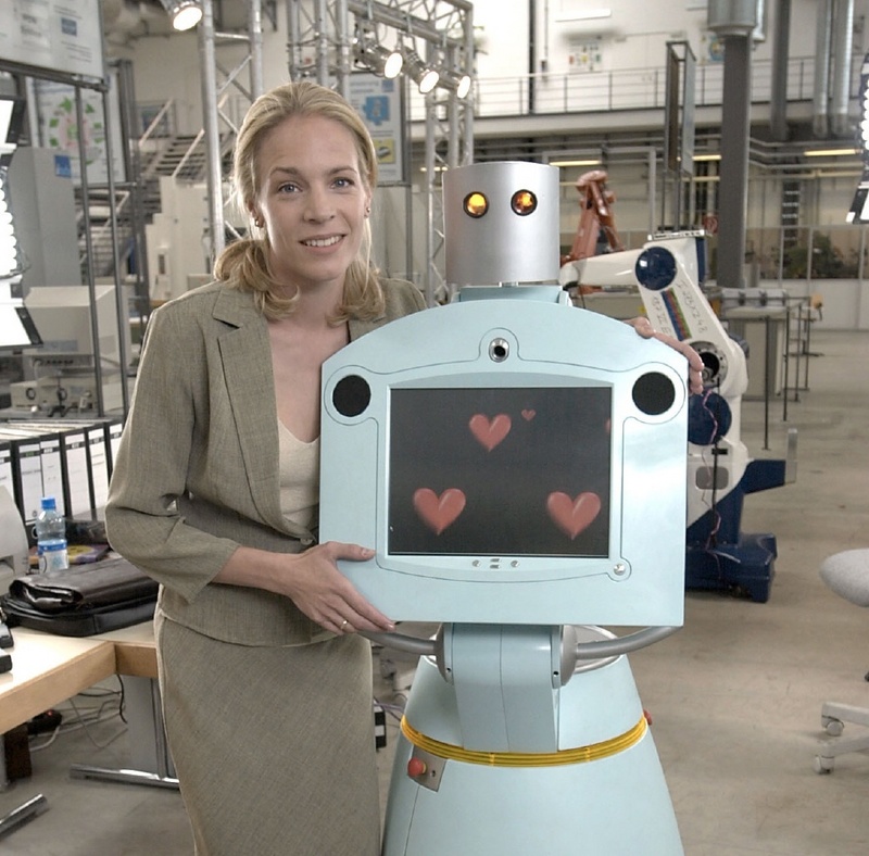 Eva Meier und Roboter J.J. aus der neuen ZDF-Serie "Jenny & Co", die am 2. Oktober 2001 im Vorabendprogramm startet. ©set Photo/Thomas K. Schumann