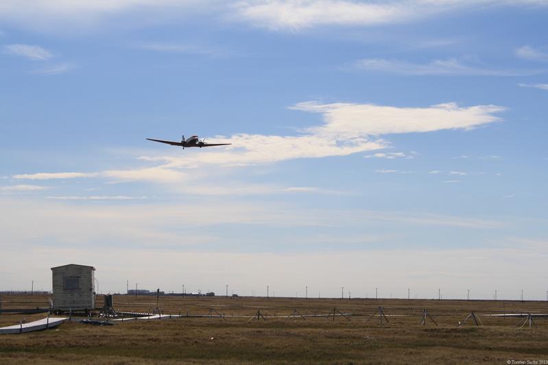 Eine Messkampagne des AWI und des GFZ mit einem Flugzeug lieferte Vergleichsdaten zu Satellitenmessungen. 