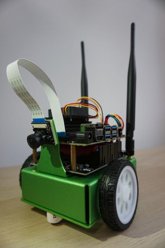 NVIDIA Jetbot, eine auf Deep Learning basierende mobile Roboterplattform, die im Studiengang eingesetzt wird