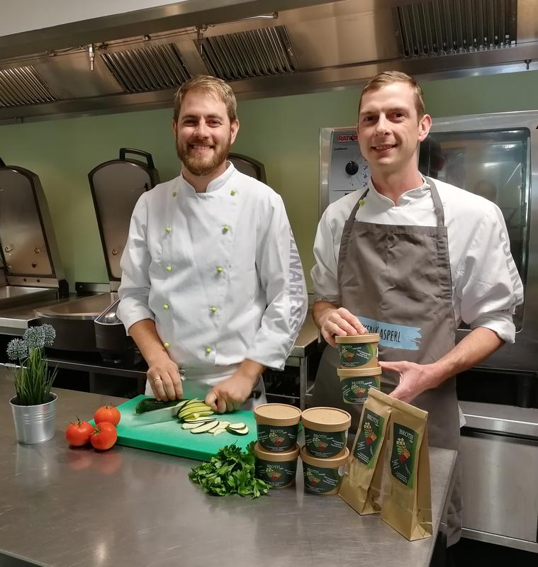 Dirk Manzinger und Steffen Angersbach mit der `Broth to Go´. Die `Gastro-Initiative Bayern 2020´ unterstützt Gastronominnen und Gastronomen dabei, ihre Produktideen umzusetzen, ähnlich wie es die beiden Köche mit ihrem Start-up Trocken Kasperl getan haben.