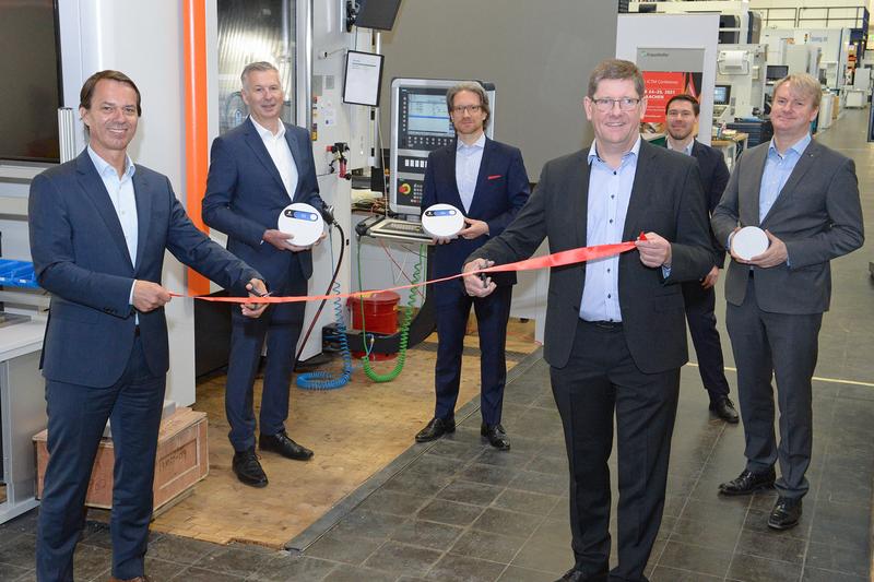 The 5G network is ready: Start of transmission with (from left to right) Prof. Thomas Bergs and Prof. Robert Schmitt (Directors of WZL and Fraunhofer IPT), Olaf Reus and Jan-Peter Meyer-Kahlen (Ericsson), Sven Jung and Niels König (Fraunhofer IPT).