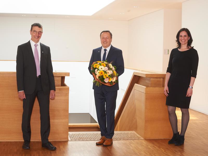 Prof. Dr. Karim Khakzar (Mitte) ist zum dritten Mal in Folge zum Präsidenten der Hochschule Fulda gewählt worden. Vizepräsident Prof. Dr. Steven Lambeck und die Leiterin des Präsidialbüros, Dr. Anke Günther, gratulierten. (Foto: Walter M. Rammler) 