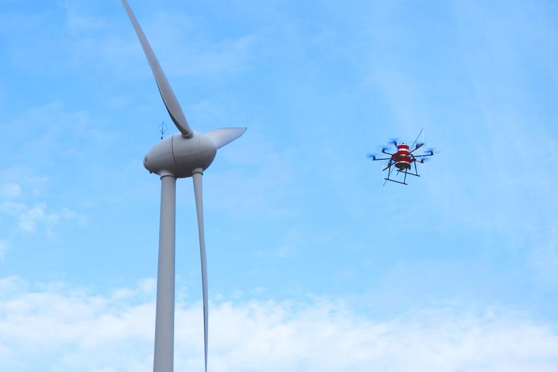 Ein mit Messtechnik ausgestatteter Oktokopter erfasst Messdaten in verschiedenen Höhen und Entfernungen rund um eine Windkraftanlage. 