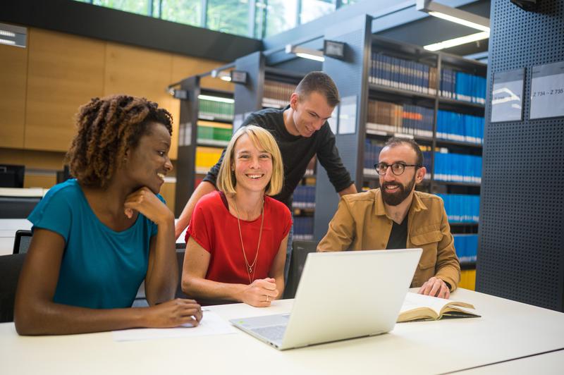 Informatik-Professorin Verena Wolf (Mitte) mit Studierenden