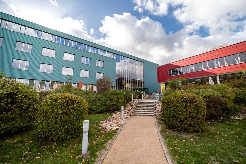 Blick zum Lehrgebäude der Fakultät Sozialwissenschaften am Hochschulstandort Görlitz