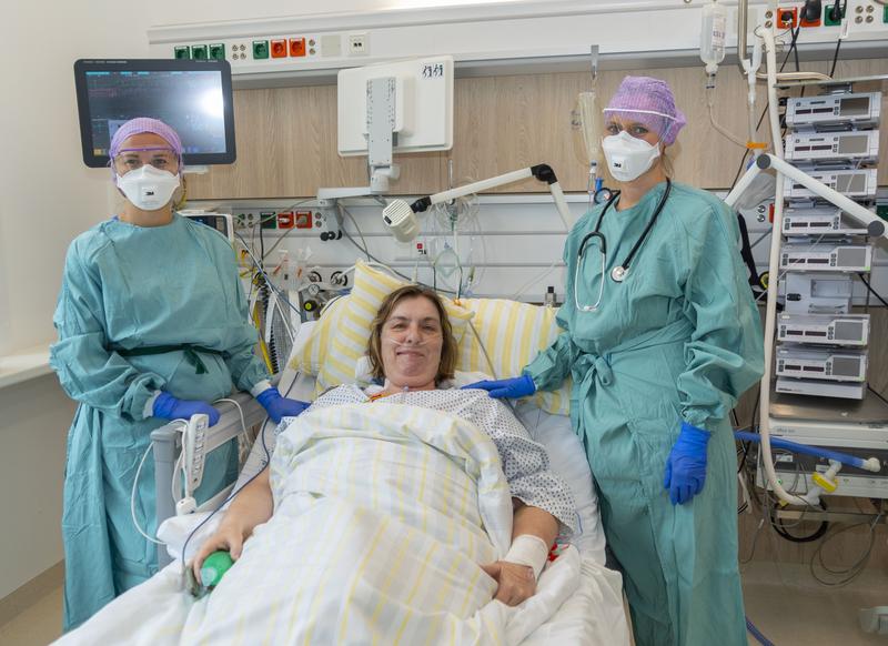 Die Intensivschwester Marie Kucianova (links) und Dr. Laura Heim, Ärztin in Weiterbildung (rechts), gehörten zum Team der Intensivstation, die 20 Tage COVID-19-Patientin Jenny Fischer versorgt haben.