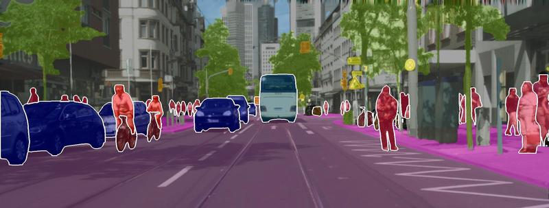Rot für Menschen, Blau für Autos: Eine neue Methode erkennt mittels Künstlicher Intelligenz (KI) visuelle Szenen schneller und effektiver. 