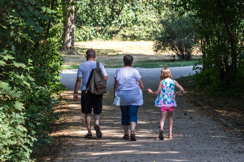 Eine Familie macht einen Spaziergang im Park.