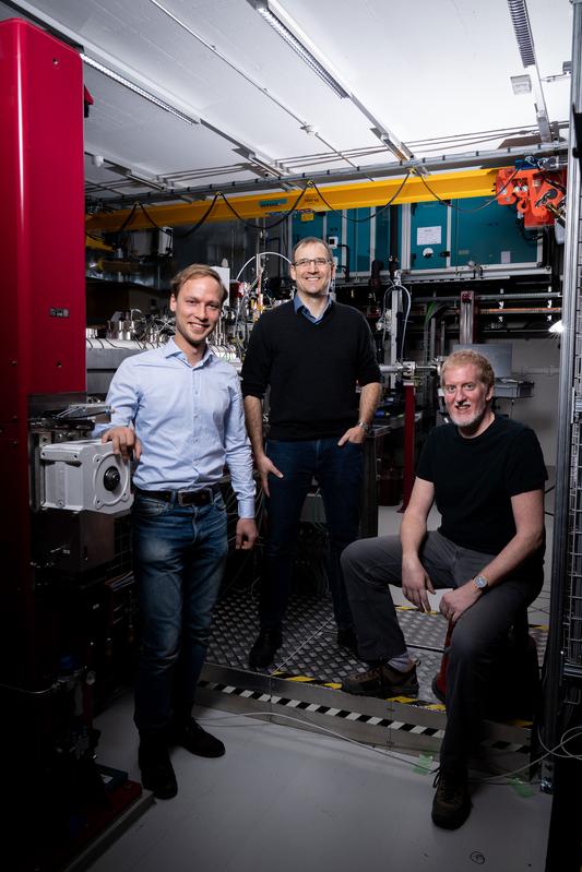 Petr Skopintsev (links), Jörg Standfuss (Mitte) und Christopher Milne (rechts) an der Experimentierstation Alvra am Freie-Elektronen-Röntgenlaser SwissFEL 