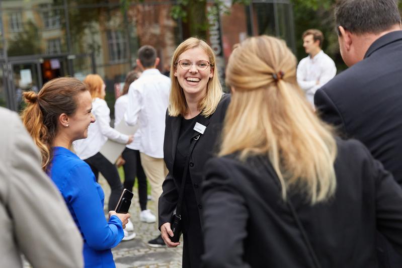 Mit dem Preis werden Persönlichkeiten und Initiativen ausgezeichnet, die sich in besonderem Maße für das bessere Verständnis wirtschaftlicher Zusammenhänge engagiert haben. Im Bild: Julia Plötz (JHS) und Andrea Schmidt (ZBW) aus dem YES!-Team