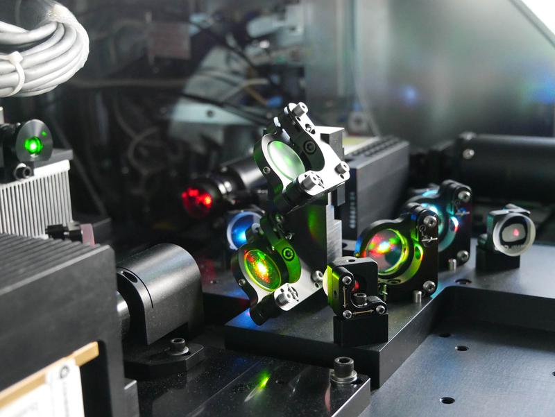 Einblick in die Durchflusszytometrie: Mit der fluoreszenzbasierten Messtechnik können Zellen und andere Partikel untersucht werden. Diese passieren einen Laserstrahl. Durch die Emission von optischen Signalen können sie genau analysiert werden. 