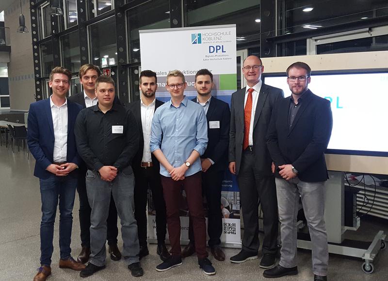 Das Forschungsteam des Digitalen Produktionslabors der Hochschule Koblenz mit dem Leiter Prof. Dr.-Ing. Walter Wincheringer  (2. v.r.)