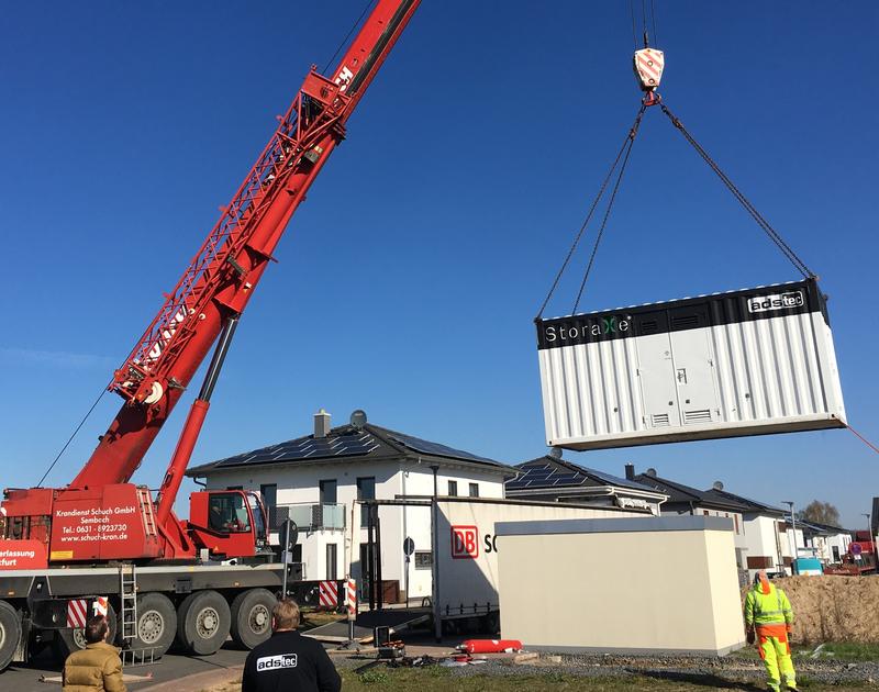 Statt vieler kleiner Speicher in jedem Keller: In Solarsiedlung in Groß-Umstadt teilen sich 25 Haushalte einen Quartierspeicher