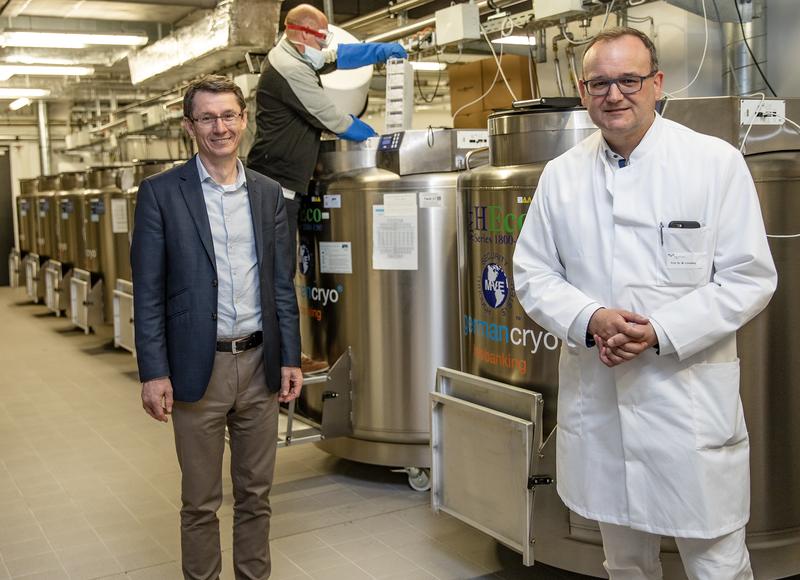 Die Professoren Illig (links) und Cornberg (rechts) in der Biobank.