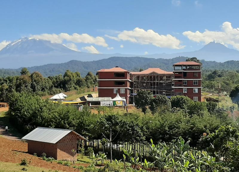 Im neu errichteten St. Monica Krankenhaus in Kirua kommt das Thorax-Röntgengerät künftig zum Einsatz. Das Krankenhaus liegt nahe dem Kilimandscharo Nationalpark. 