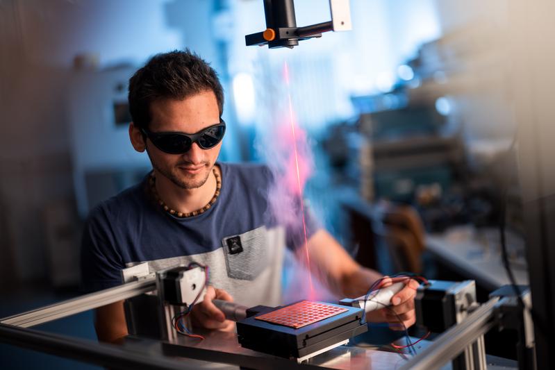 Wulf Moritz, Wissenschaftlicher Mitarbeiter der Arbeitsgruppe Bildverarbeitung, Photonik und Mikroelektronik, untersucht die optischen Eigenschaften von Nanostrukturen mit Hilfe von Laserlicht.