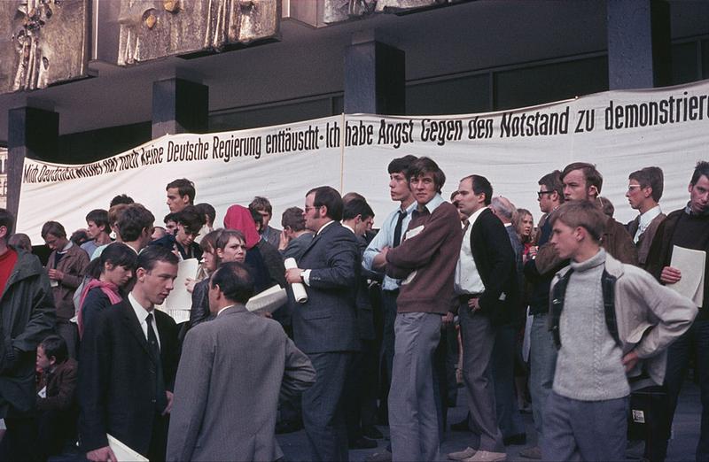 1968: In der nicht einmal 20 Jahre bestehenden Bundesrepublik brechen Konflikte zwischen der Vorkriegsgeneration und Studierenden bzw. liberalen Gruppen auf, wie hier in Bremen. Bild: gemeinfrei/CC BY 3.0/G. Fr