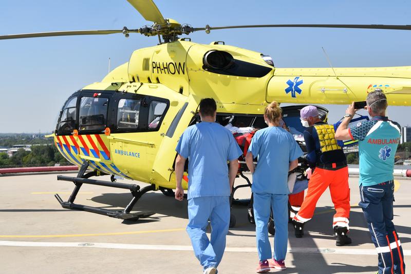 Mitarbeiter des Bergmannsheils verabschieden den Patienten auf dem Hubschrauberlandeplatz der Klinik.