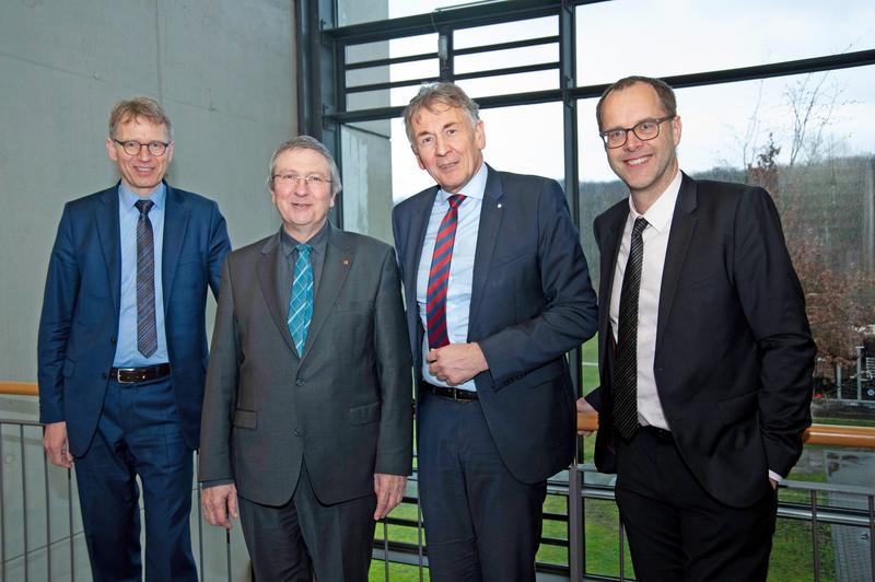 (v.r.) Prof. Dr. Bernd Kriegesmann, Präsident der Westfälischen Hochschule, Prof. Dr. Jürgen Bock, Präsident der Hochschule Bochum, Prof. Dr. Wilhelm Schwick, Rektor der Fachhochschule Dortmund, Dr. Wolfgang Rohe, Geschäftsführer Stiftung Mercator  