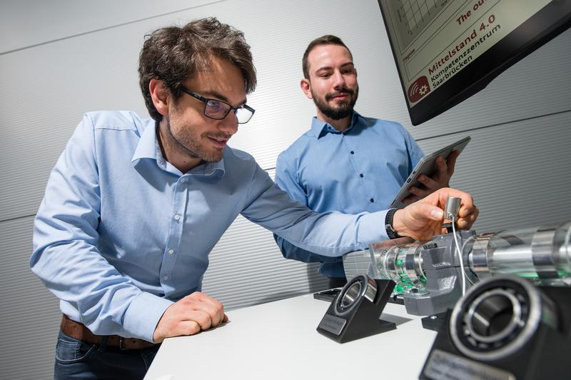 Steffen Klein (l.) und Christopher Schnur aus dem Team von Professor Andreas Schütze forschen an dem neuen Wartungssystem, das Sensoren an Industrieanlagen smart macht.