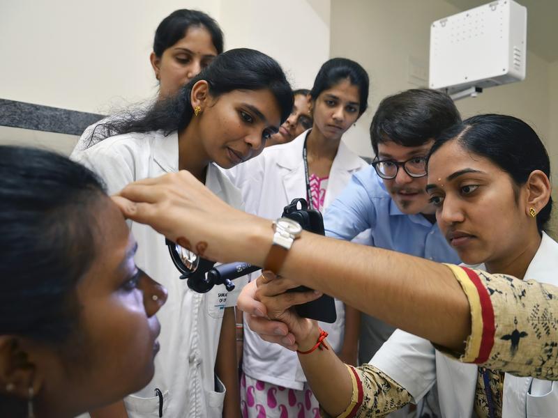 Das Smartphone im augenärztlichen Einsatz: Dr. Maximilian W. M. Wintergerst (zweiter von rechts) schult augenärztliches Hilfspersonal am Sankara Eye Hospital in Bangalore, Indien. 