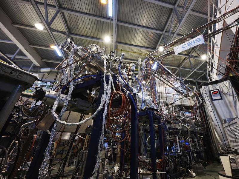 Sollen doch Moleküle die Arbeit machen! Am Ionenseparator ISOLDE des CERN führte das Team um Ronald Fernando Garcia Ruiz und Robert Berger erstmals spektroskopische Untersuchungen eines radioaktiven Moleküls durch  (vollst. BU: <www.uni-marburg.de>)
