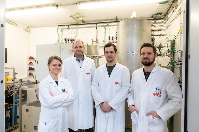 Their research laid the foundation for the success of the new hydrogen generator: the HyStORM project team at TU Graz – Karin Malli, Viktor Hacker, Sebastian Bock, Robert Zacharias (from left).