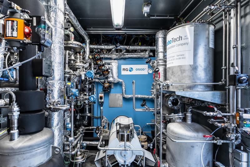 Das Innenleben des OSOD-Prototypen. Beim blauen Quader handelt es sich um die Kernentwicklung des Systems: ein Gasofen mit vier Rohrreaktoren, in denen der Chemcial-Looping-Prozess zur Wasserstoffproduktion abläuft.