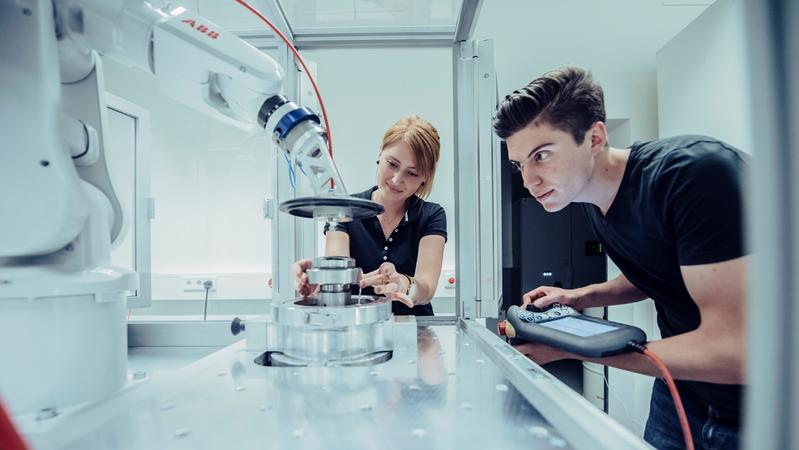 Forschung zu neuen Materialien und intelligenten Fertigungsverfahren im Rahmen des SmartPro-Projekts der Hochschule Aalen.
